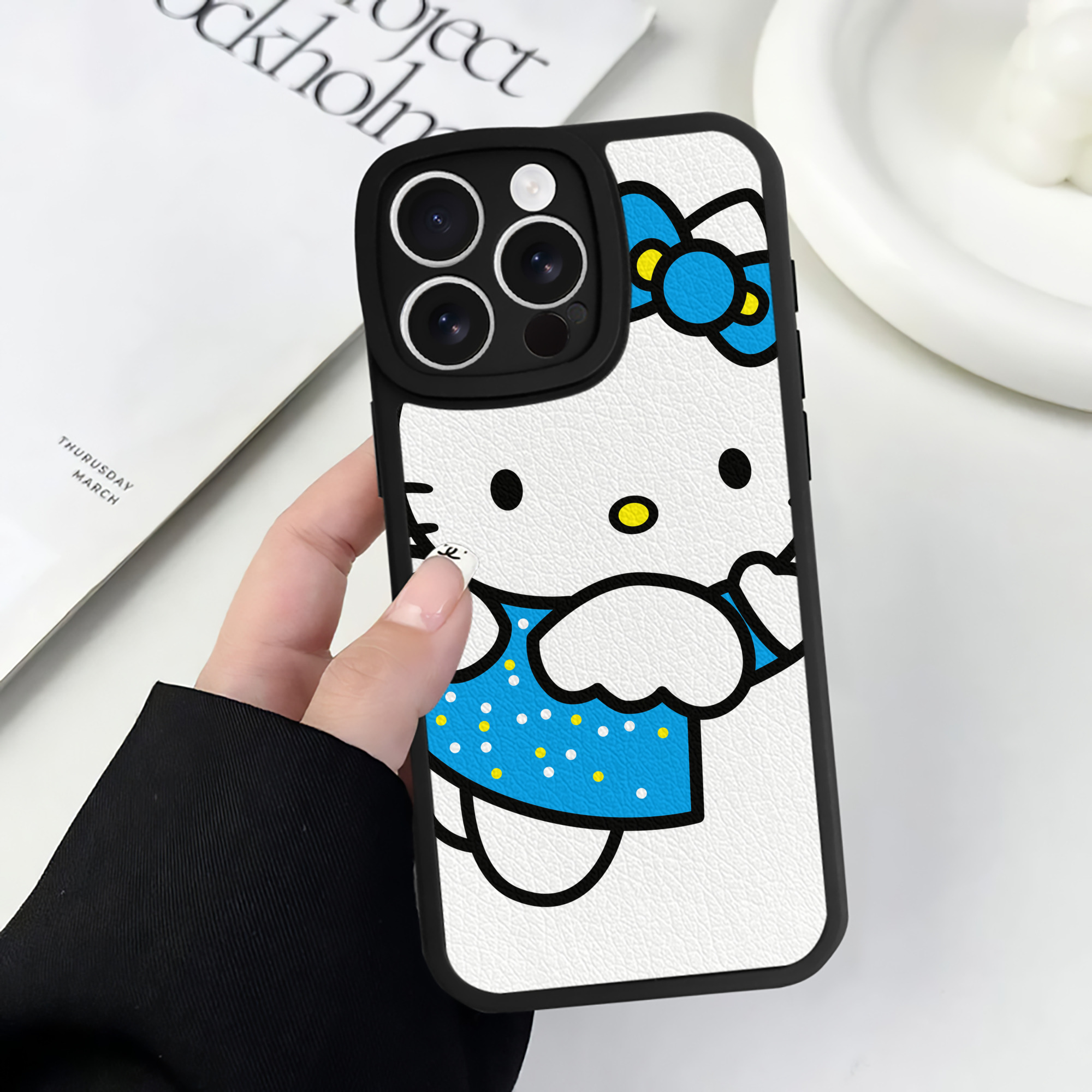 （画像用） Hello Kitty ハローキティ 【iPhone 16シリーズ対応】シリコンスマホケース（レザー調） 材質：シリコン